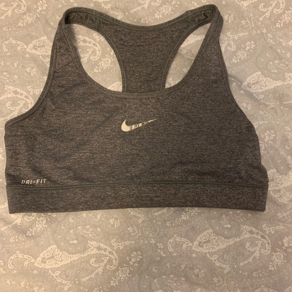 3 Nike sports bras - Picture 5 of 6